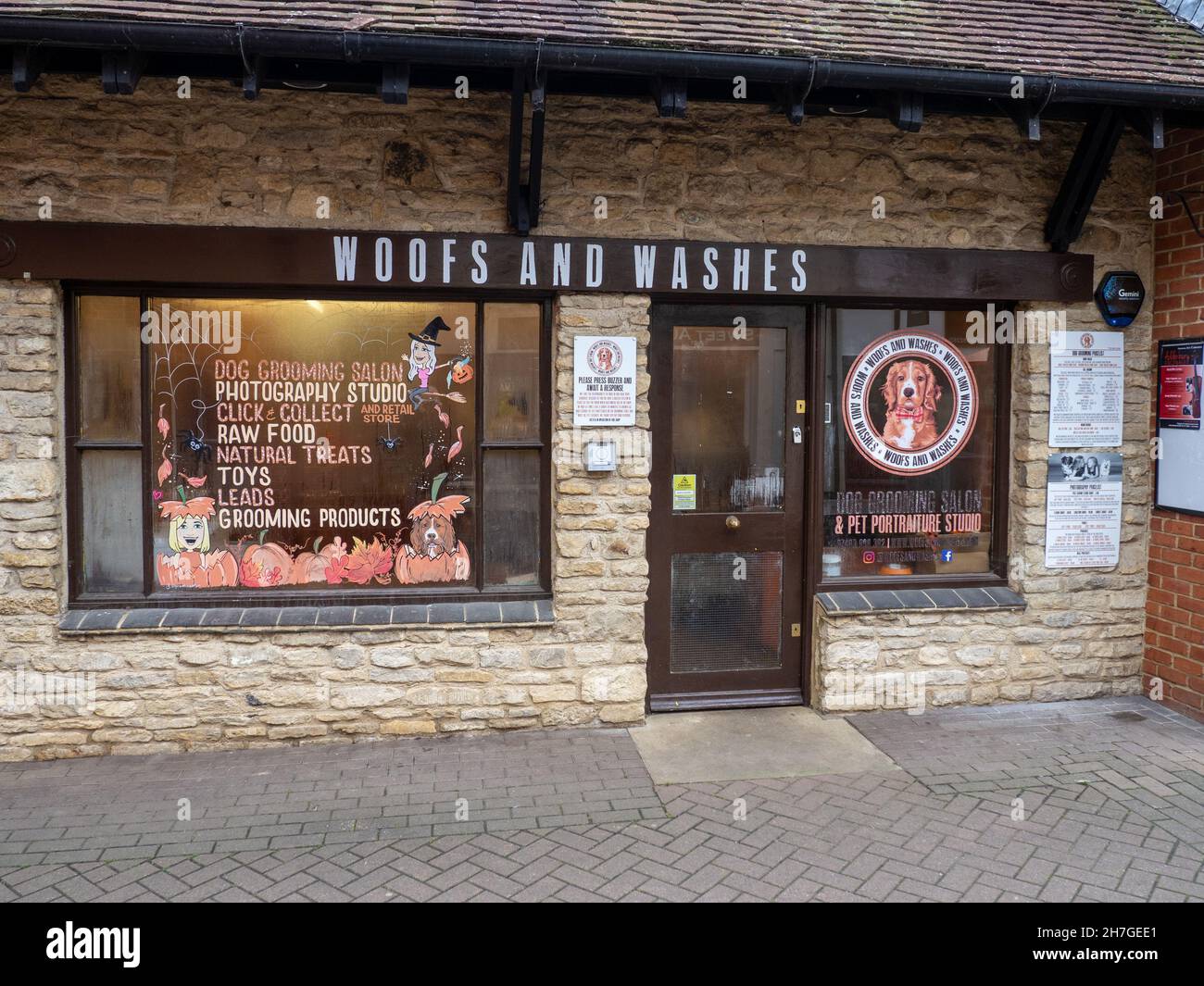 Frontage di Woofs e lavaggi, un cane combinato grooming e studio di fotografia, Buckingham, Regno Unito Foto Stock