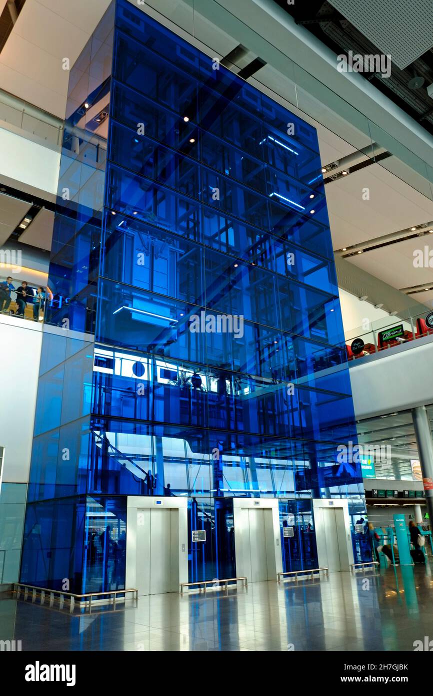 Blue Glass Lift Dublin Airport Building Foto Stock