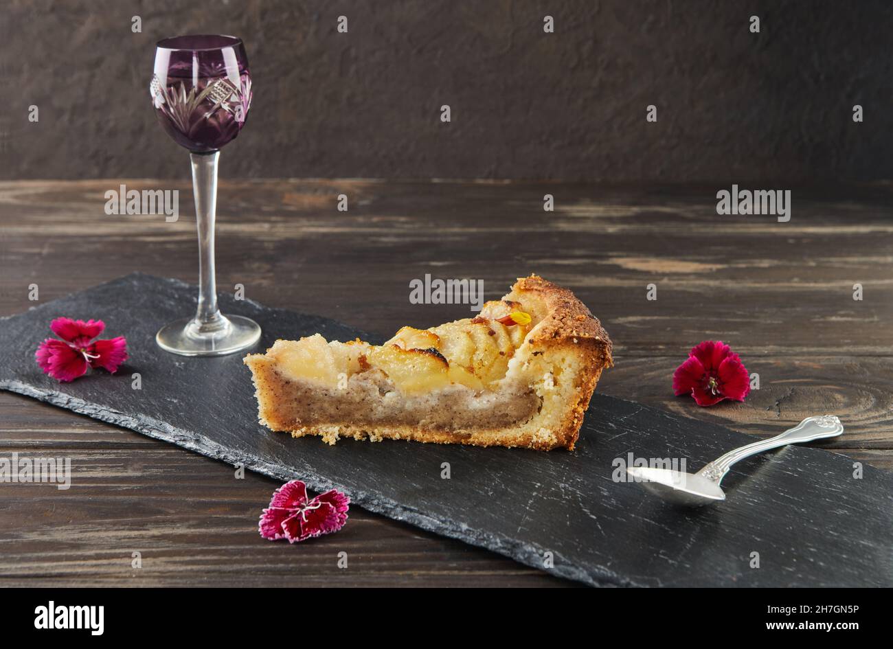 Fettine di Pear Peach Pie con crema di nocciole, nocciole e fiori commestibili. Cucina gourmet francese Foto Stock