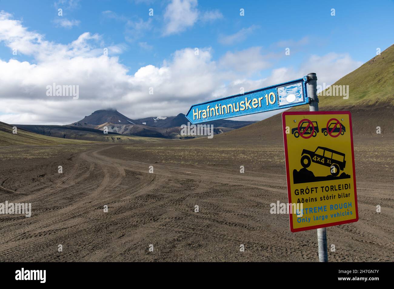 Primo piano del cartello che si dirige verso Hrafntinnusker sull'altopiano con strada sterrata vicino al vulcano Katla in Islanda; cartello di avvertimento in islandese Foto Stock