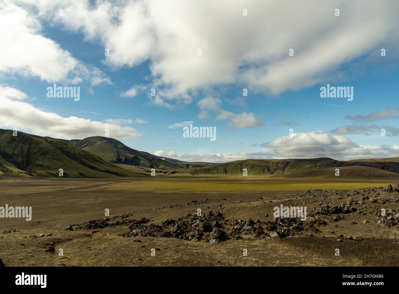 Vista panoramica ad alto angolo sull'altopiano vulcanico vicino al vulcano Katla in Islanda con montagne sullo sfondo un cielo bianco e blu nuvoloso Foto Stock