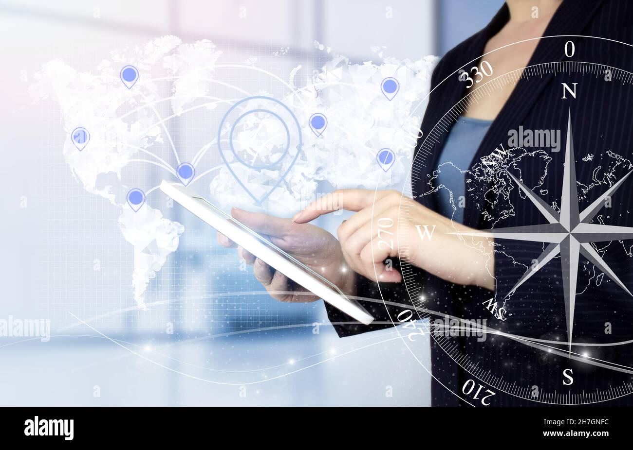 Mappa GPS, posizione dell'indirizzo PIN sulle app mobili. Tablet bianco con mano touch con mondo ologramma digitale, terra, mappa, posizione contrassegno sulla luce sfocata b Foto Stock