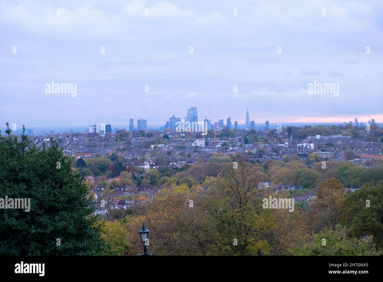 Vista della città di Londra skyline da Alexander Palace Park in autunno alberi colorati e lascia novembre Inghilterra Gran Bretagna Regno Unito KATHY DEWITT Foto Stock