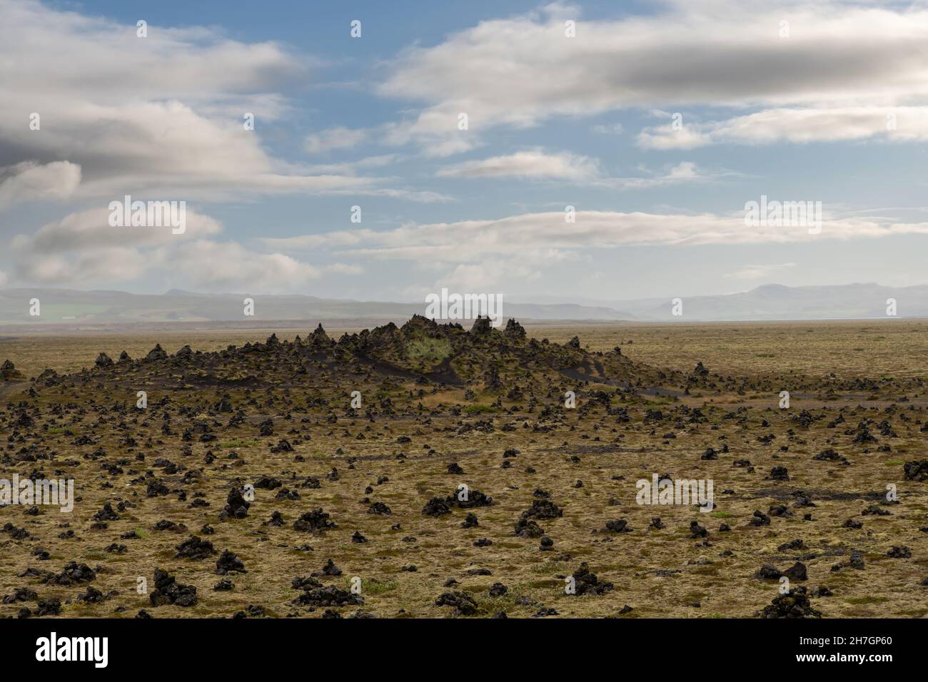 Vista panoramica sul crinale di lava di Laufskalavarða in Islanda, circondato da cairns in pietra o da mucchi di pietra costruiti dai viaggiatori che attraversano il deserto Foto Stock