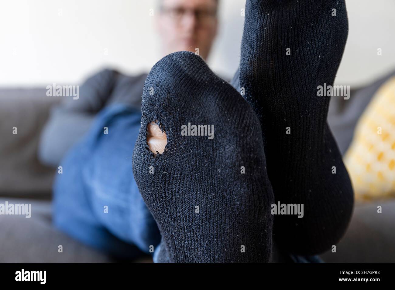 Calza nera con foro nella suola, vista dal basso Foto Stock