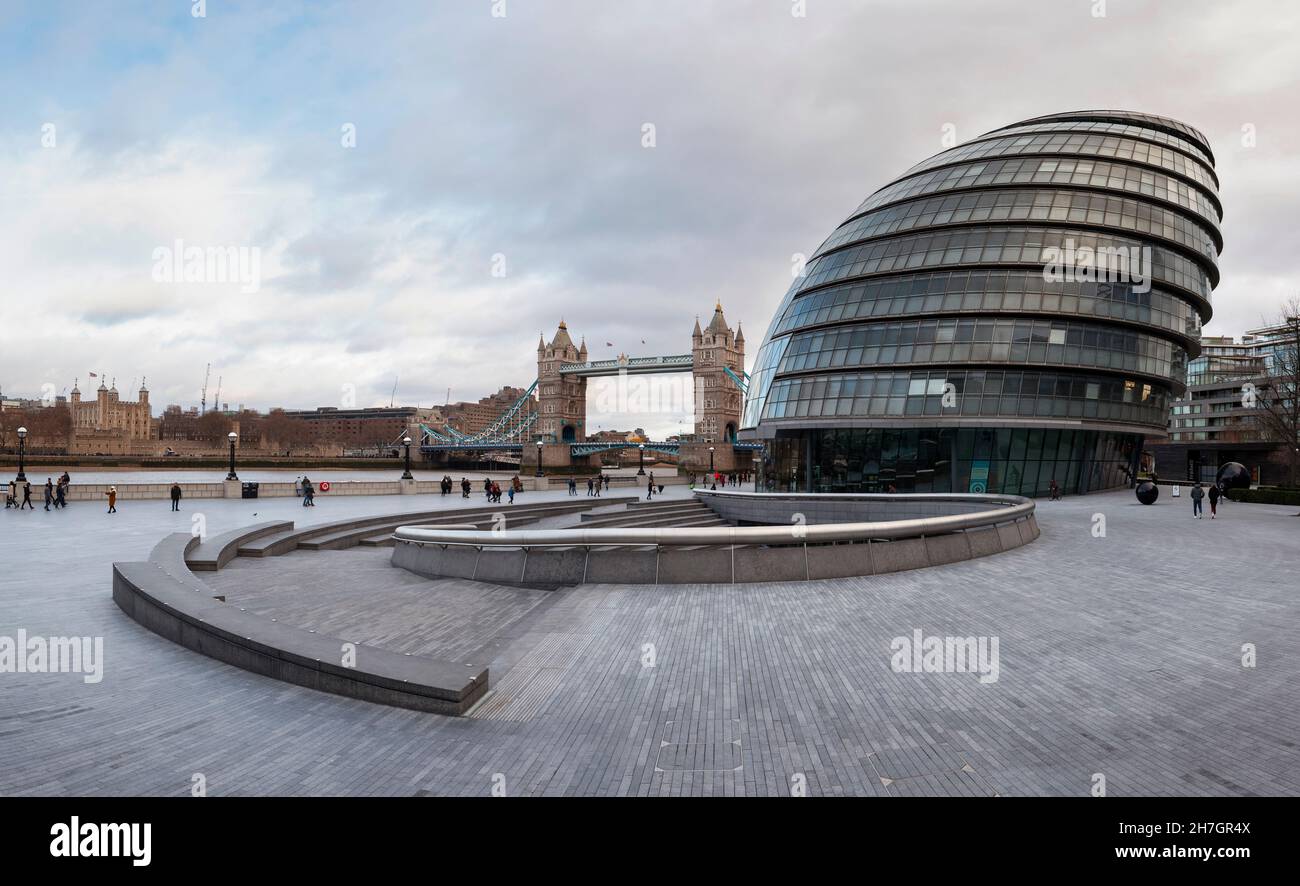 City Hall, Londra - Gennaio 13 2019: City Hall di Londra e la Scoop sulla riva del Tamigi con Tower Bridge e Tower of London in vista Foto Stock