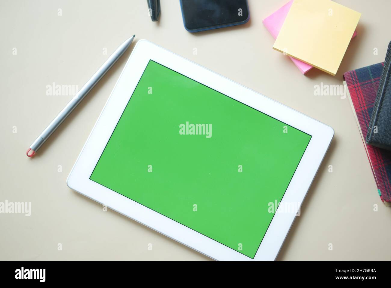 Composizione piatta di tablet digitali e ufficio fisso su sfondo nero Foto Stock