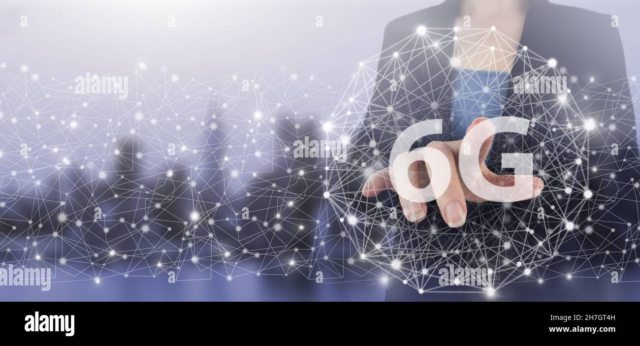 Astratto concetto di connessione alla rete mondiale, internet e connessione globale. Mano touch schermo digitale ologramma 6G segno sulla città luce sfondo sfocato Foto Stock