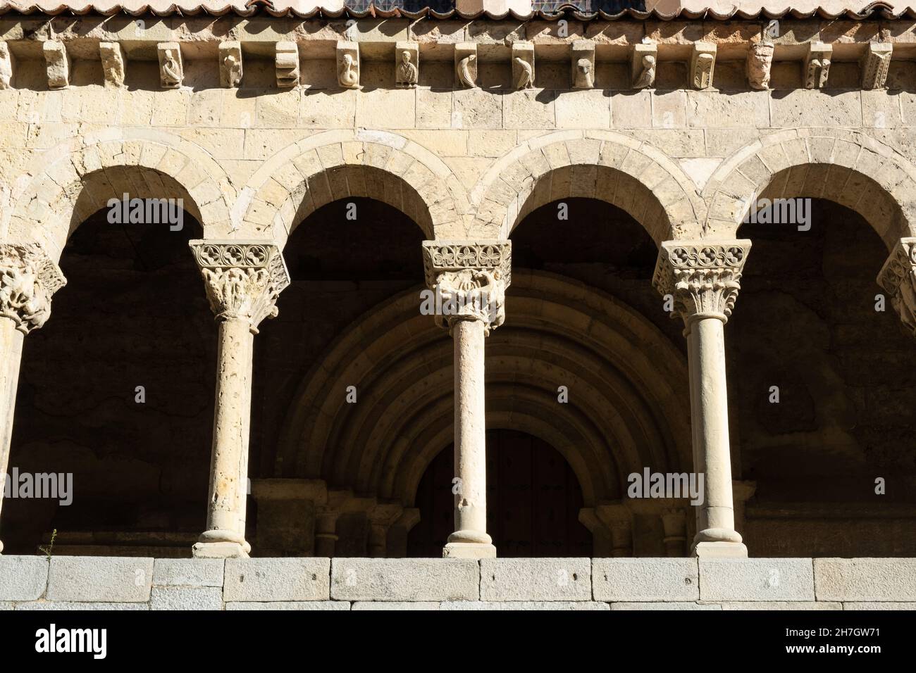 Archi romanici nella chiesa di San Martín, Segovia, Spagna Foto Stock