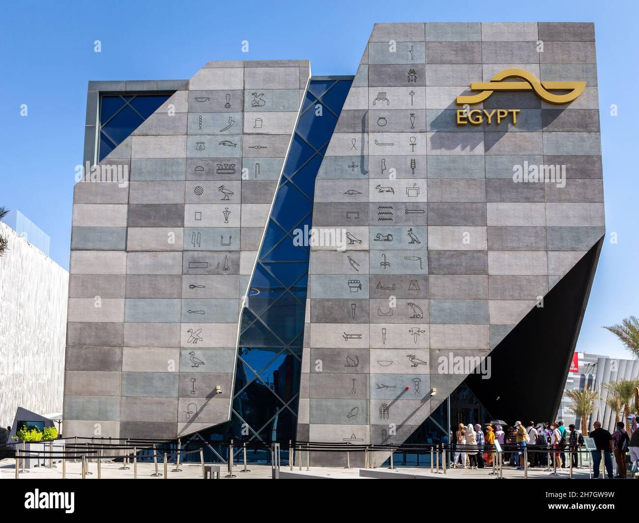 Dubai, Emirati Arabi Uniti, 15.11.2021. Padiglione nazionale egiziano all'Expo 2020 Dubai, facciata con geroglifici. Foto Stock