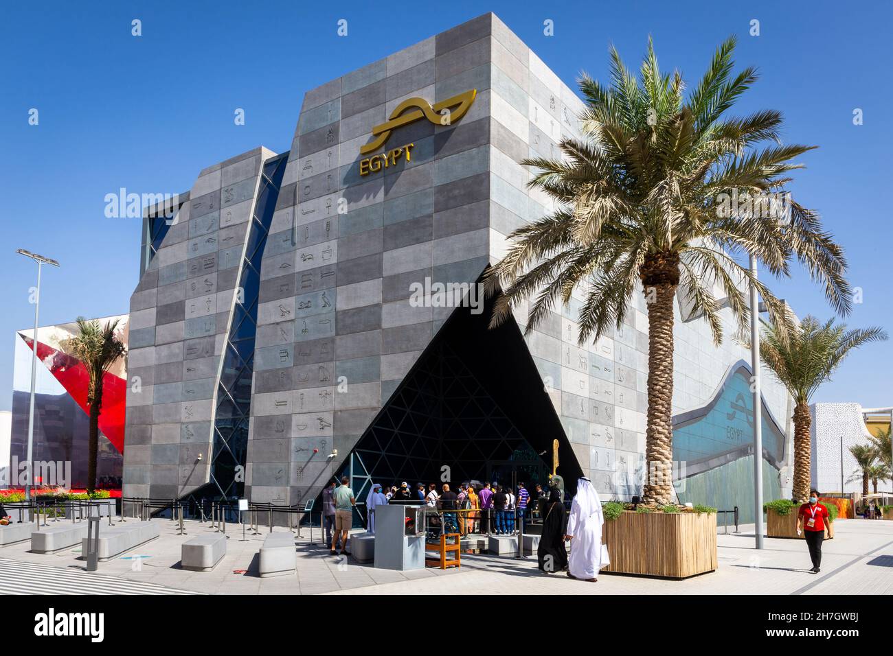 Dubai, Emirati Arabi Uniti, 15.11.2021. Padiglione nazionale egiziano all'Expo 2020 Dubai, facciata con geroglifici. Foto Stock