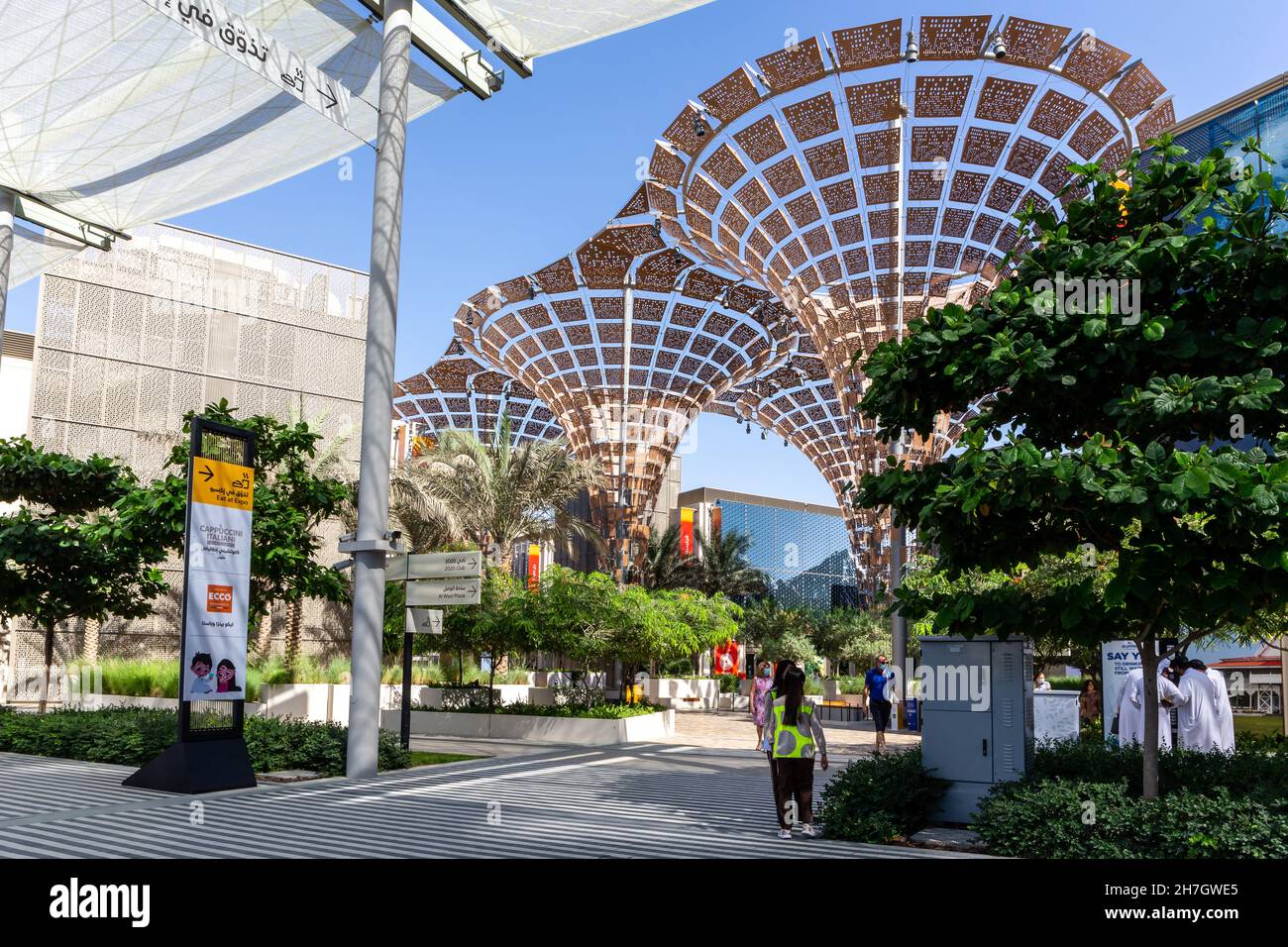 Dubai, Emirati Arabi Uniti, 15.11.2021. Expo 2020 sito di Dubai, viale con costruzioni artificiali di alberi ed edifici moderni. Foto Stock