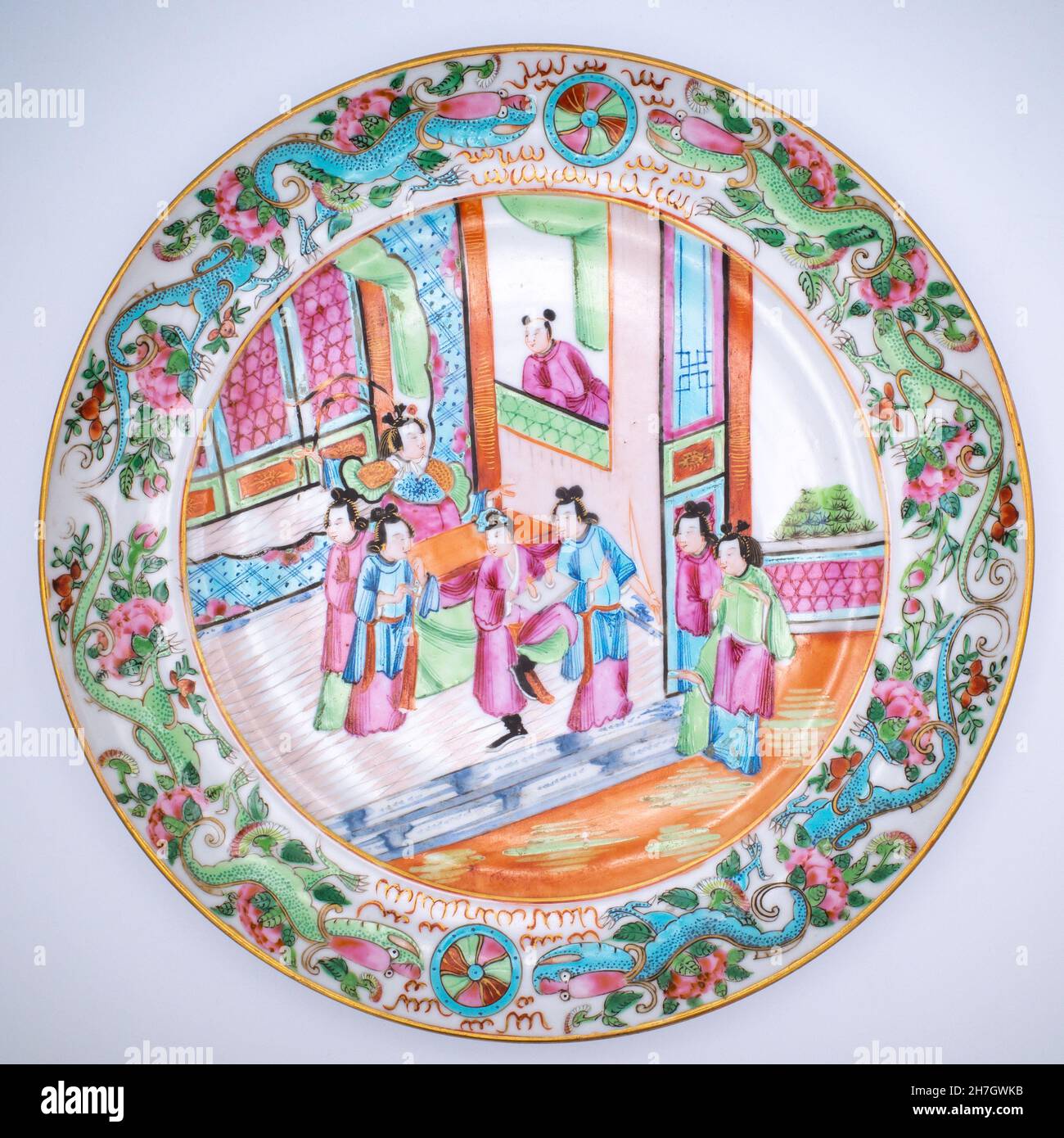 Antico 19 ° secolo cinese rosa mandarino piatto di porcellana. Piatto di rose di Famille Cantonese con bordo del drago Foto Stock
