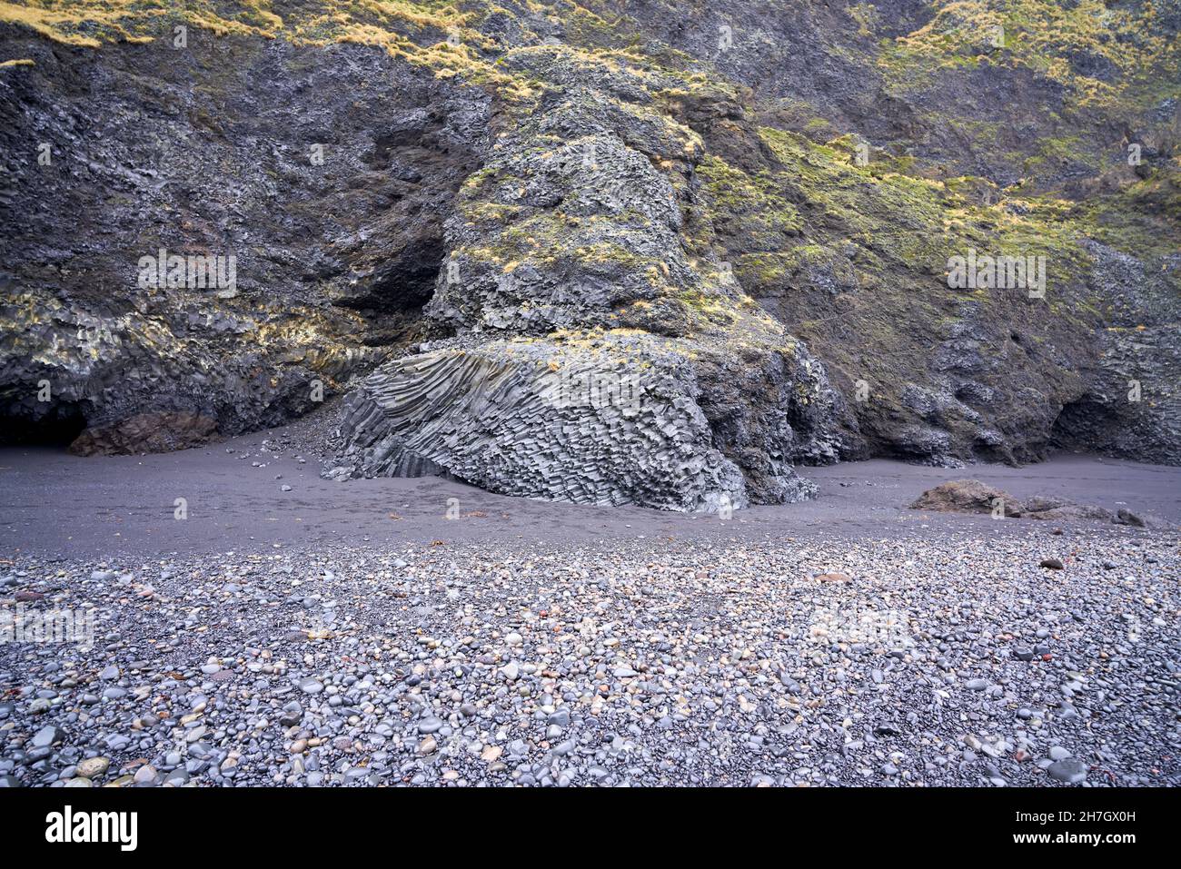 Formazioni rocciose di basalto sulla spiaggia di sabbia nera in Islanda Foto Stock