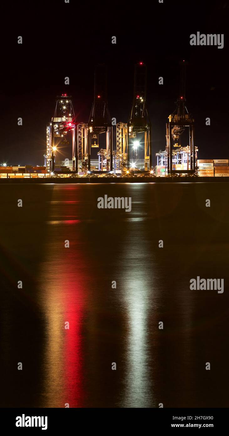 Porto di Felixstowe ancora funzionante dopo che il Sole è sceso. Foto Stock