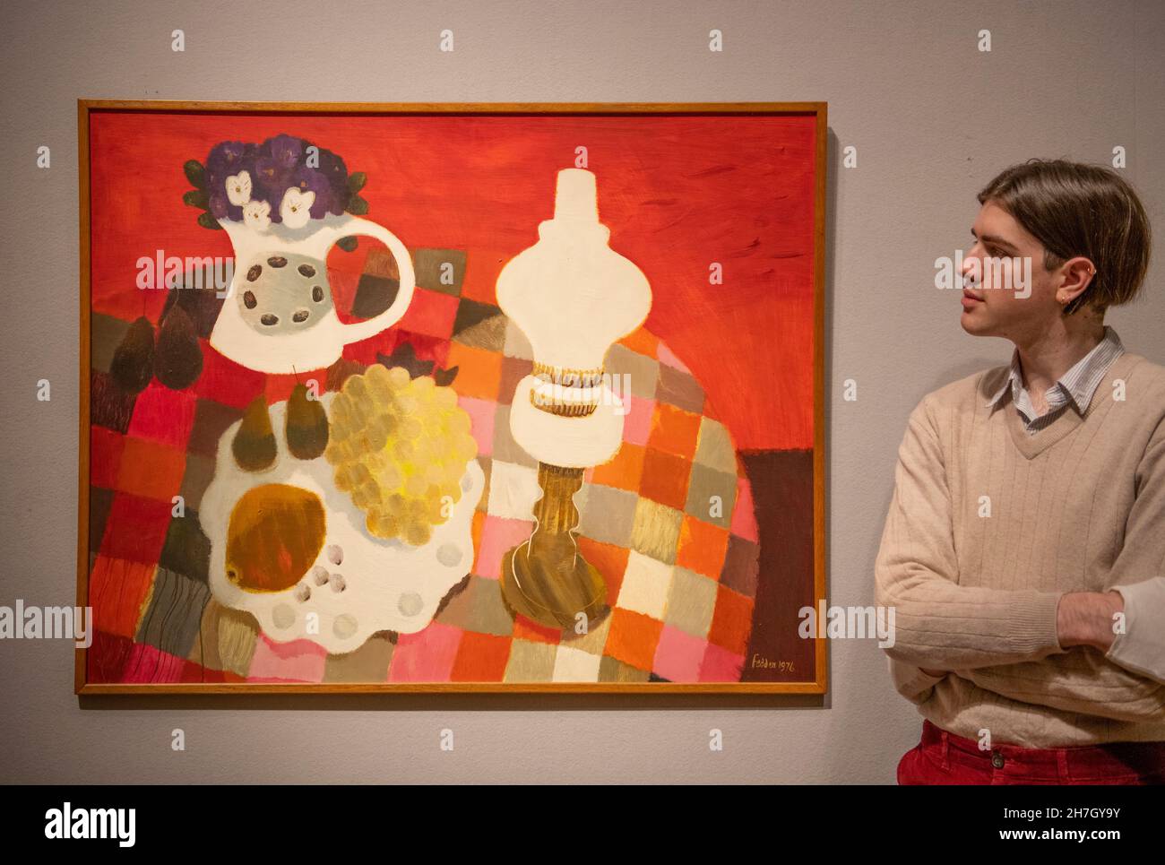 Bonhams, New Bond Street, Londra, Regno Unito. 23 novembre 2021. La vendita Modern British & Irish Art si svolge il 24 novembre. Image: Mary Fedden R.A., il panno a scacchi, Preventivo: £30,000-50,000. Credit: Malcolm Park/Alamy Live News. Foto Stock