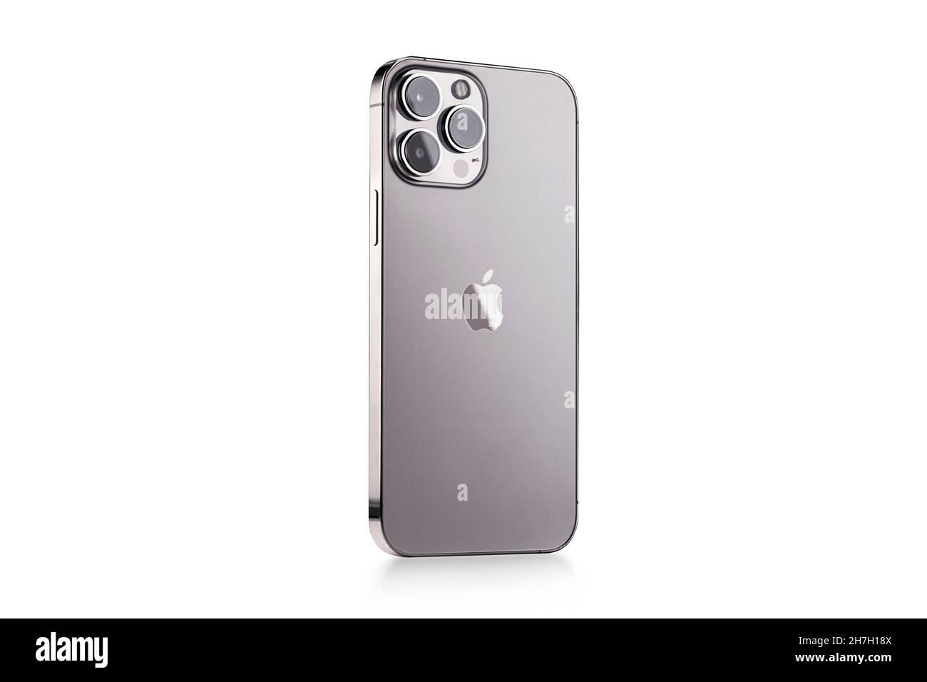 Il nuovo iPhone 13 promax con un sistema di tre nuove fotocamere per foto e video, lo spazio grigio a colori, un nuovo smartphone Apple close-up o Foto Stock