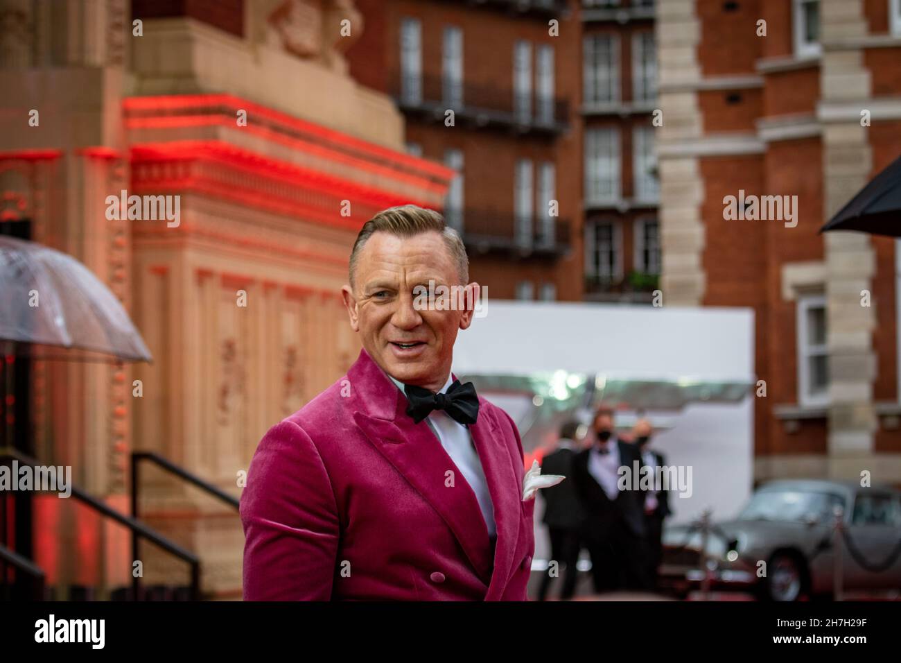 Daniel Craig si trova di fronte allo schermo usato Aston Martin al No Time to Die World Premier 2021 Foto Stock