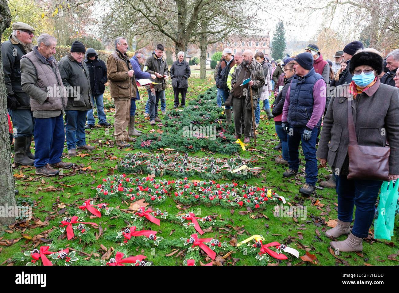 Tenbury Wells, Worcestershire, UK - Martedì 23 Novembre 2021 - Auctioneer Nick Champion guida l'asta annuale di Natale Holly e Mistletoe a Burford House - l'asta è in esecuzione da oltre 160 anni e attrae fioristi e commercianti di mercato da tutto il Regno Unito e comprende le corone preparate così come i fasci sciolti di agrifoglio e di vischio. Foto Steven Maggio / Alamy Live News Foto Stock