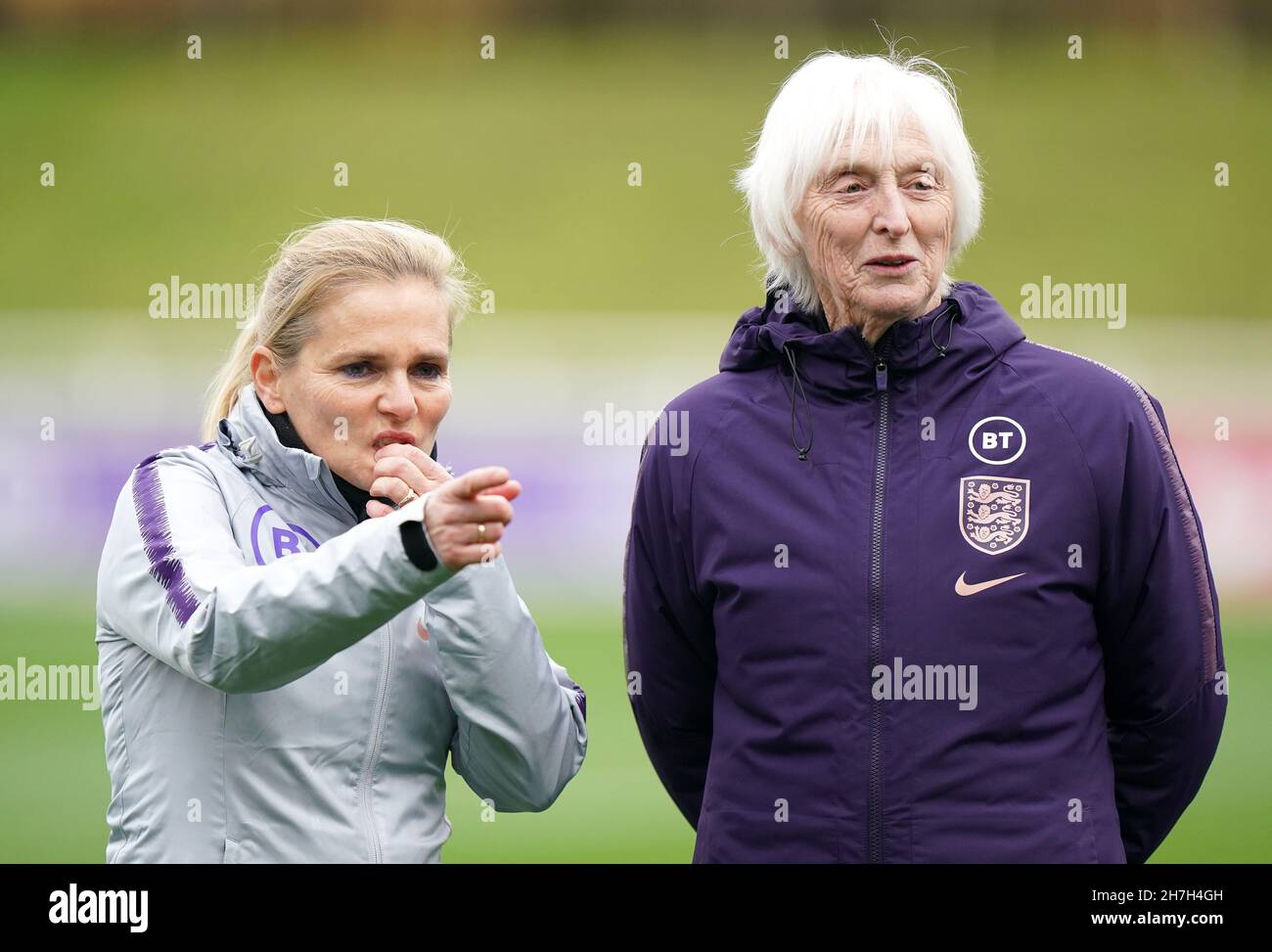 Il direttore inglese Sarina Wiegman (a sinistra) e la baronessa sue Campbell durante una sessione di allenamento al St George's Park, Burton upon Trent. Data foto: Martedì 23 novembre 2021. Foto Stock