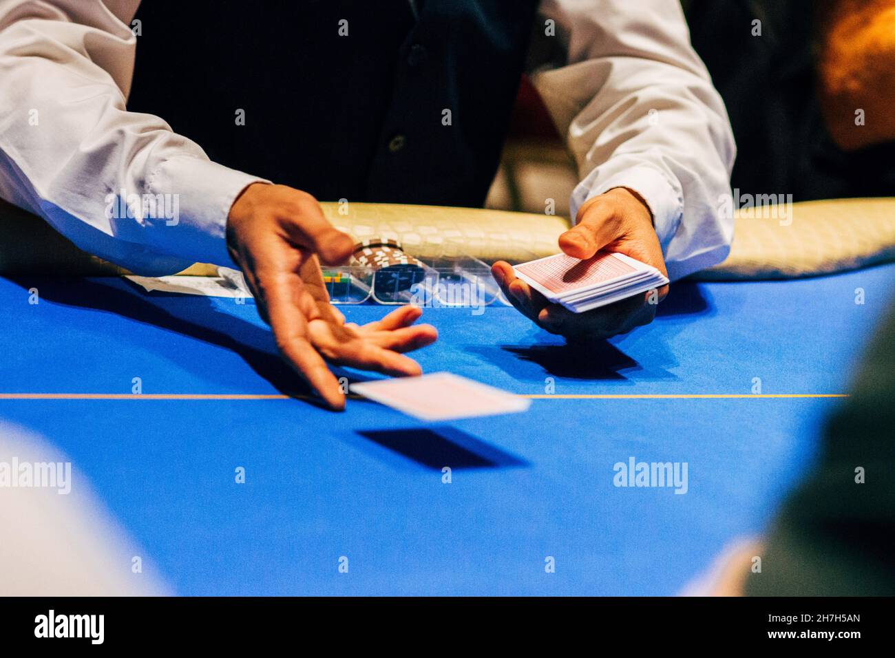 Croupier che tratta le carte per i giocatori del Texas Hold 'em Foto Stock