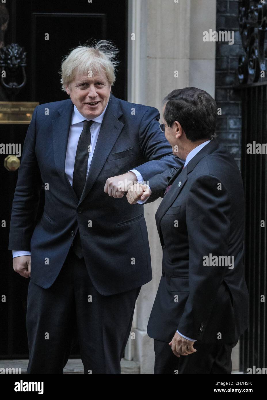Downing Street, Londra, Regno Unito. 23 novembre 2021. Isaac Herzog, presidente di Israele, incontra oggi il primo ministro britannico Boris Johnson a Downing Street, Londra. Credit: Imagplotter/Alamy Live News Foto Stock