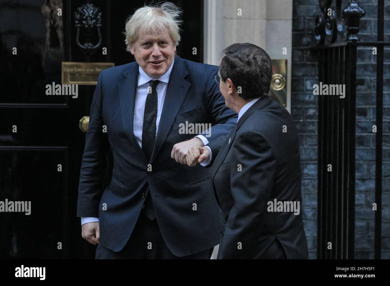Downing Street, Londra, Regno Unito. 23 novembre 2021. Isaac Herzog, presidente di Israele, incontra oggi il primo ministro britannico Boris Johnson a Downing Street, Londra. Credit: Imagplotter/Alamy Live News Foto Stock