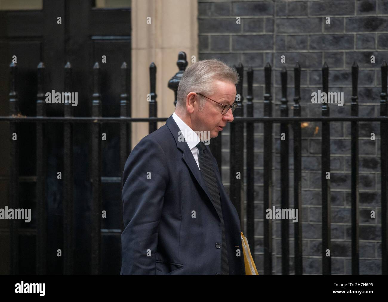 Downing Street, Londra, Regno Unito. 23 novembre 2021. Michael Gove MP, Segretario di Stato per il livellamento, l'edilizia e le comunità, Ministro per le relazioni intergovernative a Downing Street per la riunione settimanale del gabinetto. Credit: Malcolm Park/Alamy Live News. Foto Stock