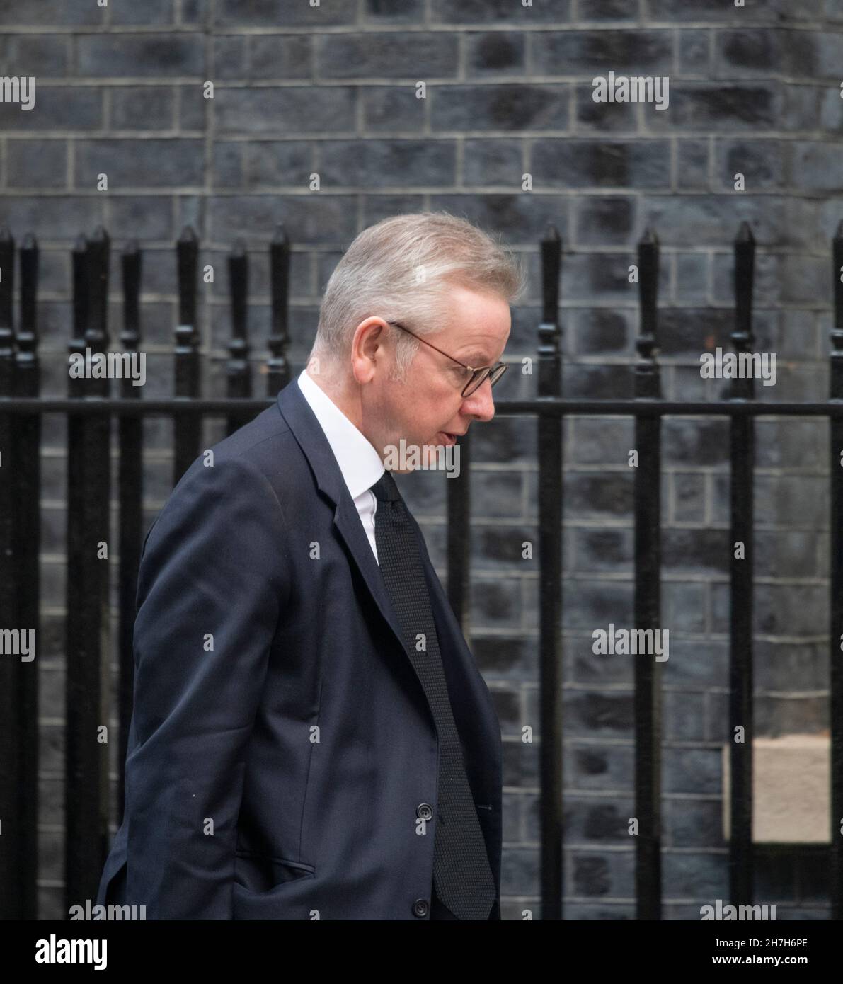 Downing Street, Londra, Regno Unito. 23 novembre 2021. Michael Gove MP, Segretario di Stato per il livellamento, l'edilizia e le comunità, Ministro per le relazioni intergovernative a Downing Street per la riunione settimanale del gabinetto. Credit: Malcolm Park/Alamy Live News. Foto Stock