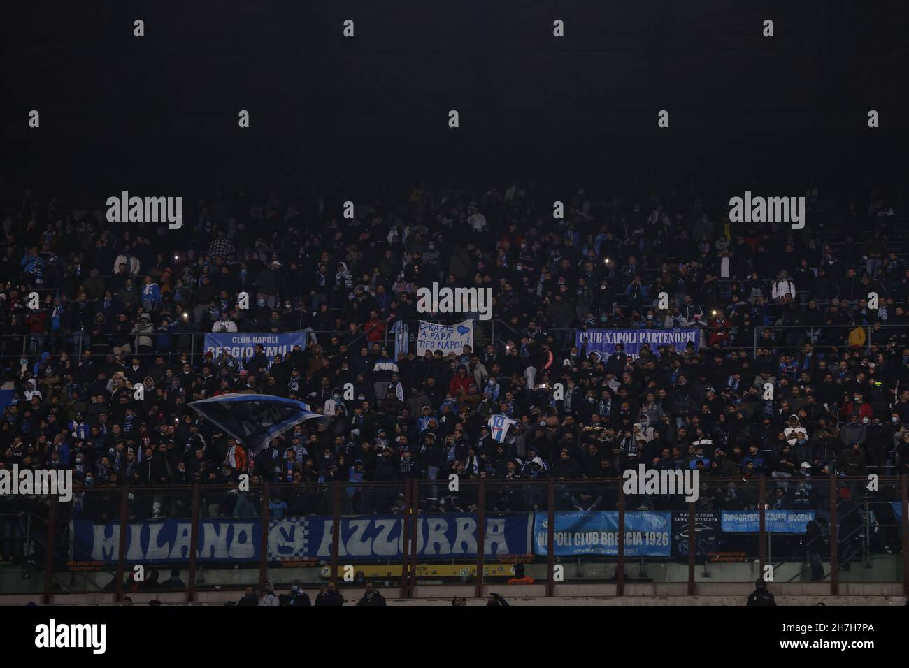Milano, Italia, 21 novembre 2021. SSC Napoli tifosi durante la serie A a a Giuseppe Meazza, Milano. Il credito d'immagine dovrebbe essere: Jonathan Moscrop / Sportimage Credit: Sportimage/Alamy Live News Foto Stock