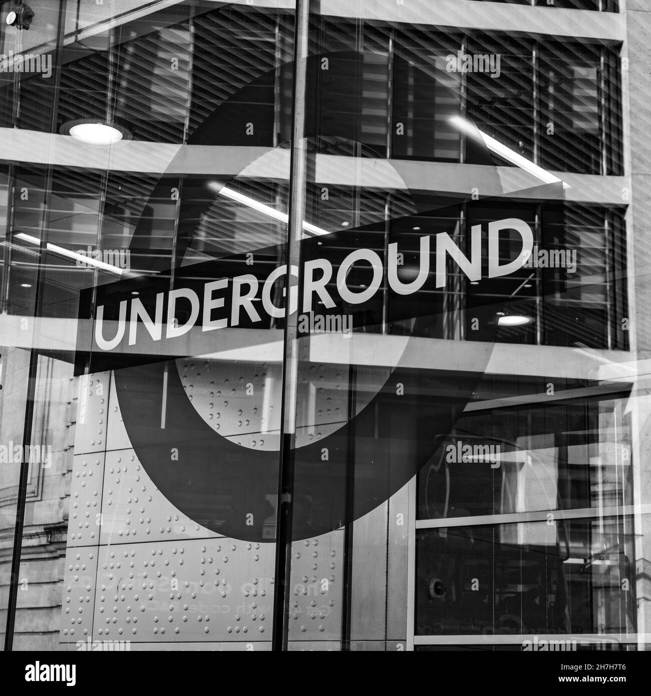 Victoria Westminster London Inghilterra UK, 7 novembre 2021, Victoria Underground Station Logo o Symbol Behind Glass Wwith No People Foto Stock