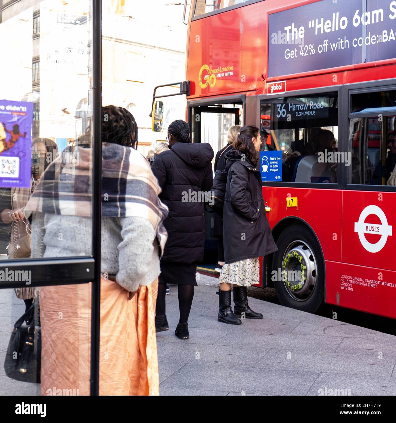 Victoria Westminster London Inghilterra UK, 7 novembre 2021, persone o passeggeri in coda per salire a bordo Di Un autobus a due piani Red London alla Victoria Station Foto Stock