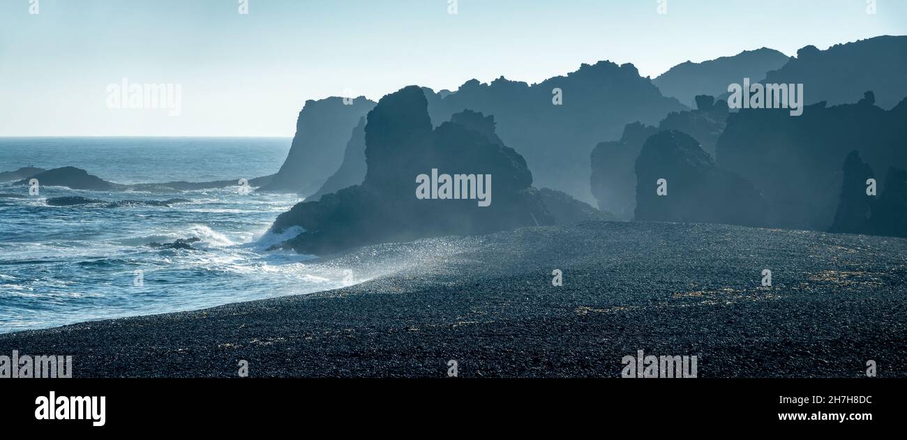 Panorama delle onde e delle scogliere nella spiaggia di Djupalonssandur, penisola di Snaefelsnes, Islanda Foto Stock