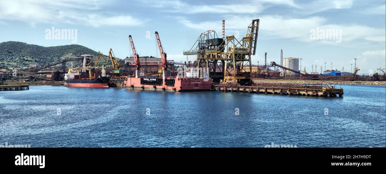 PIOMBINO, ITALIA - 18 gennaio 2011: Una bella foto del porto di Piombino da un traghetto in Italia Foto Stock