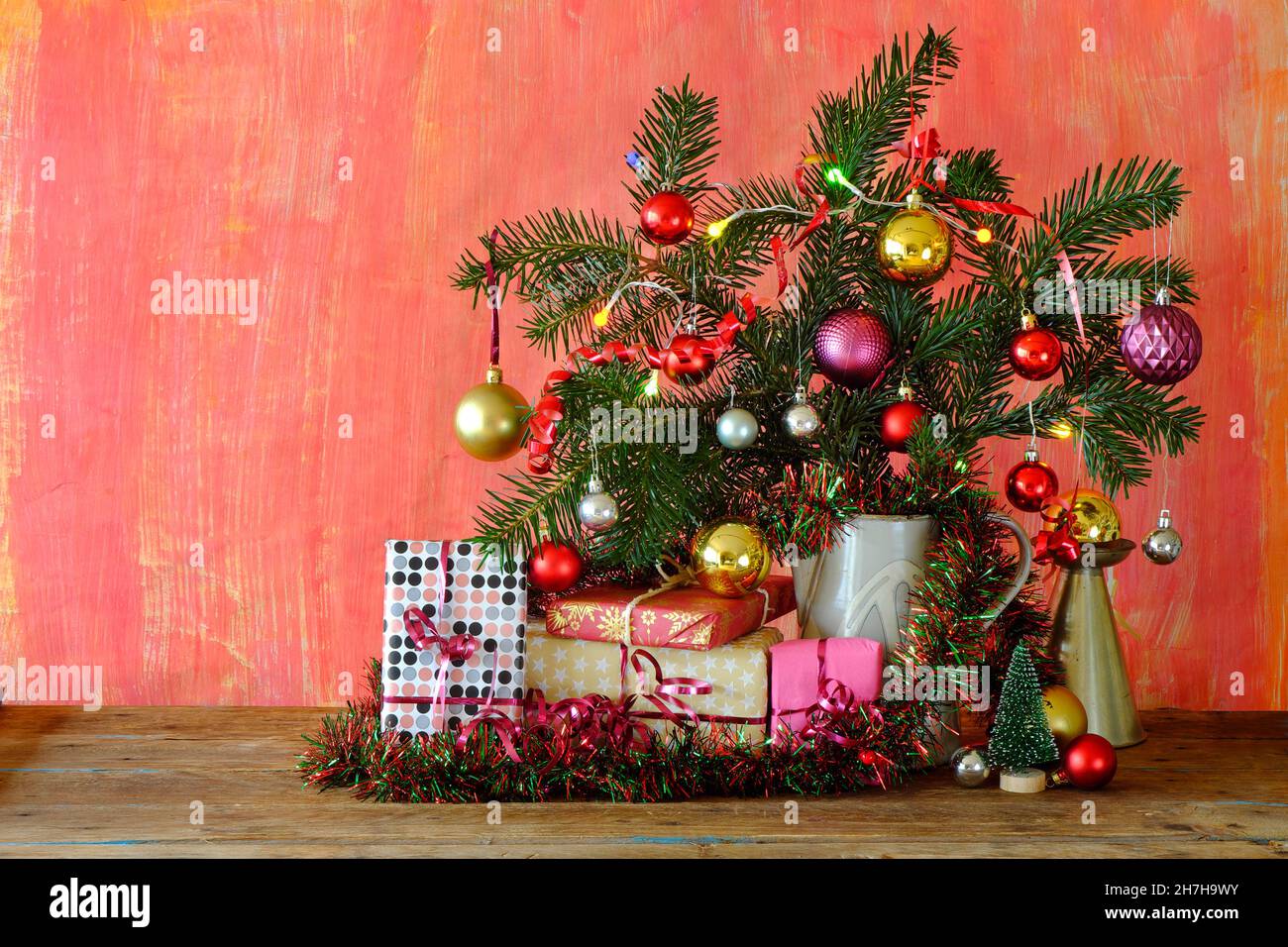 regali per natale con decorazione di natale, palle di natale e rami di abete, spazio copia gratuito Foto Stock