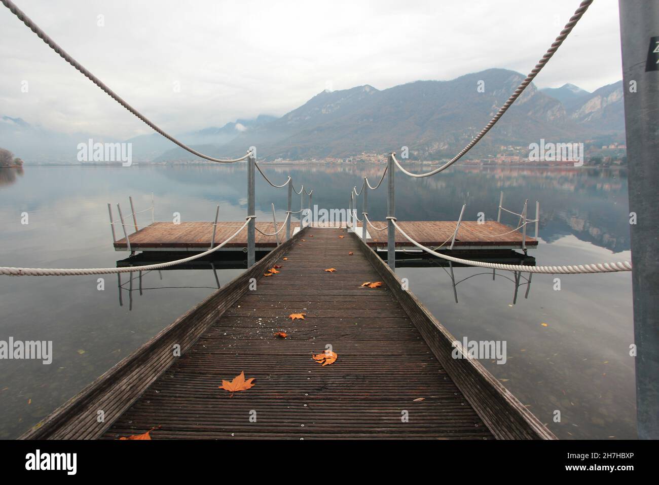 Pescate, Lago di Lecco, Italia: Un tipico molo in una vista autunnale ultra larga Foto Stock