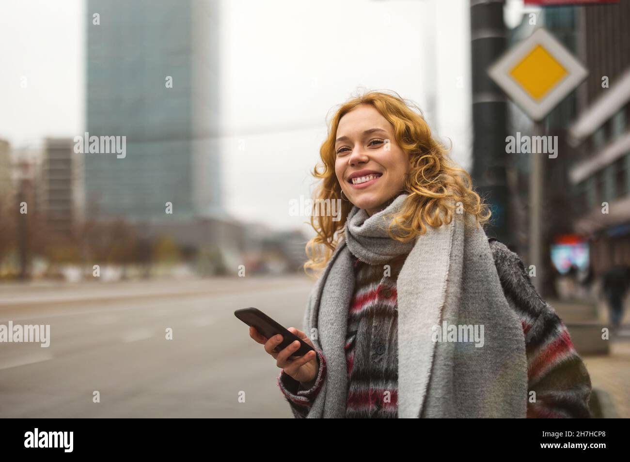 Giovane donna in città in attesa di un taxi Foto Stock