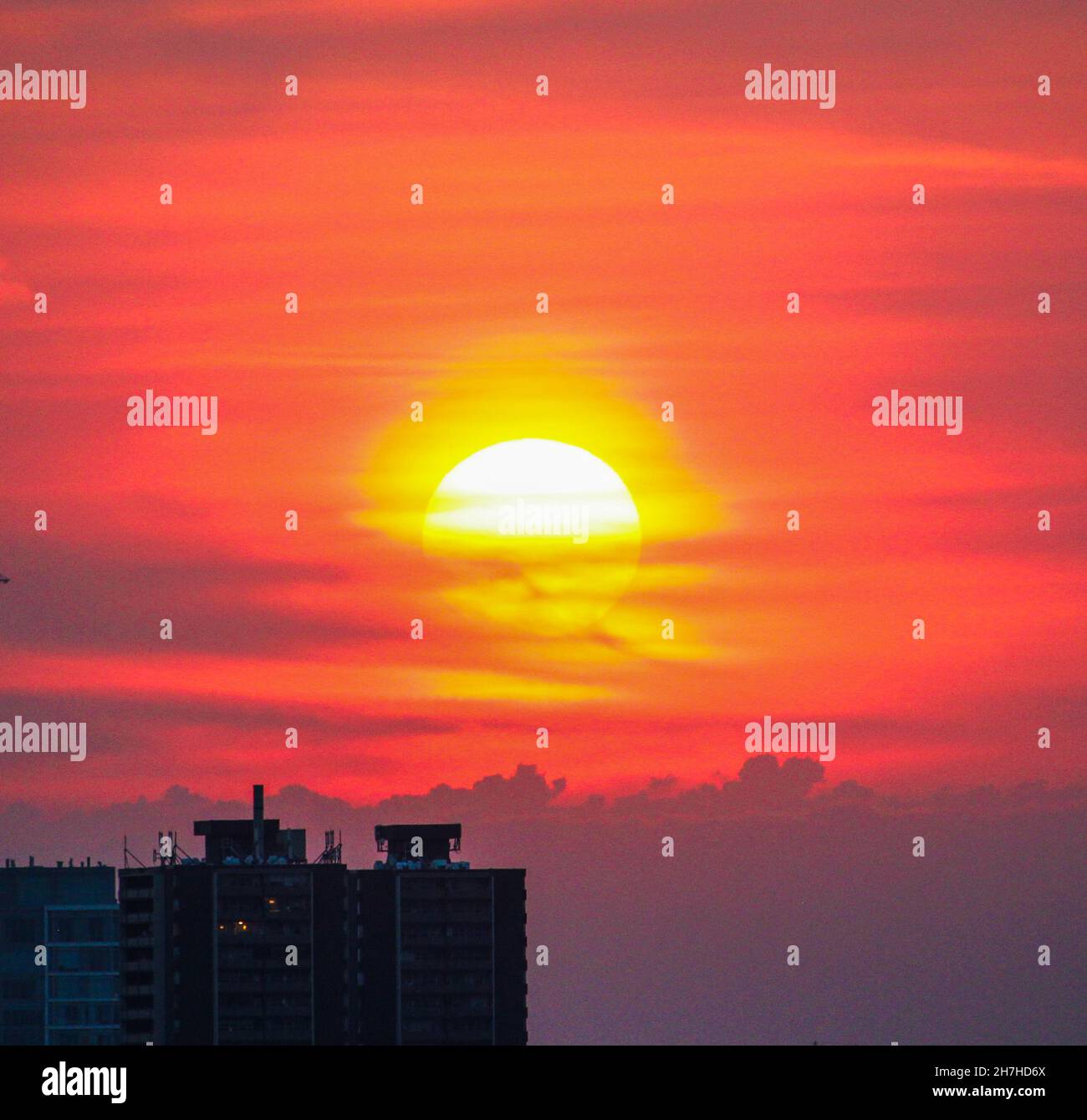 Tramonto all'orizzonte a Toronto dipingendo il rosso cielo Foto Stock