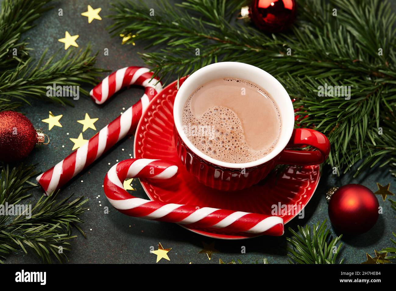 Bevanda calda al cioccolato con caramelle natalizie Foto Stock