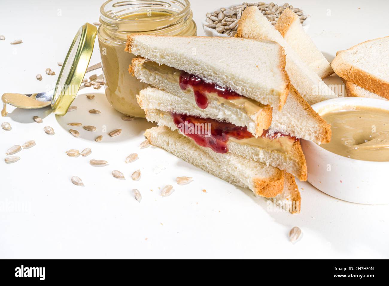 Tradizionale toast americano per la colazione con alternativa non burro di noci - semi di girasole pasta e vegan marmellata biologica. Alternativa sana non-a Foto Stock