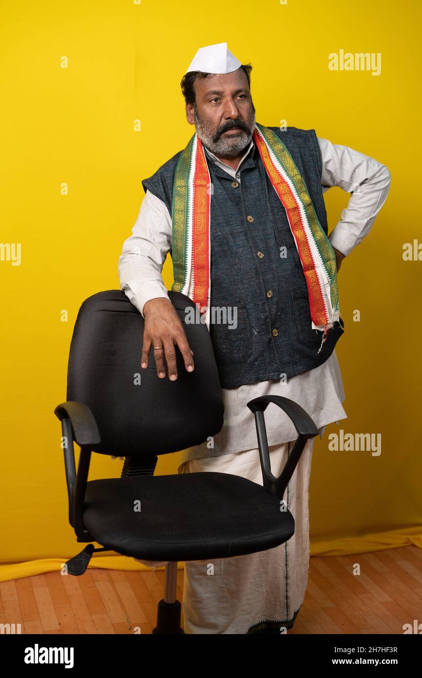 Un politico avido che pensa al potere vedendo e camminando intorno alla sedia - concetto che mostra il sogno politico di governare la società Foto Stock