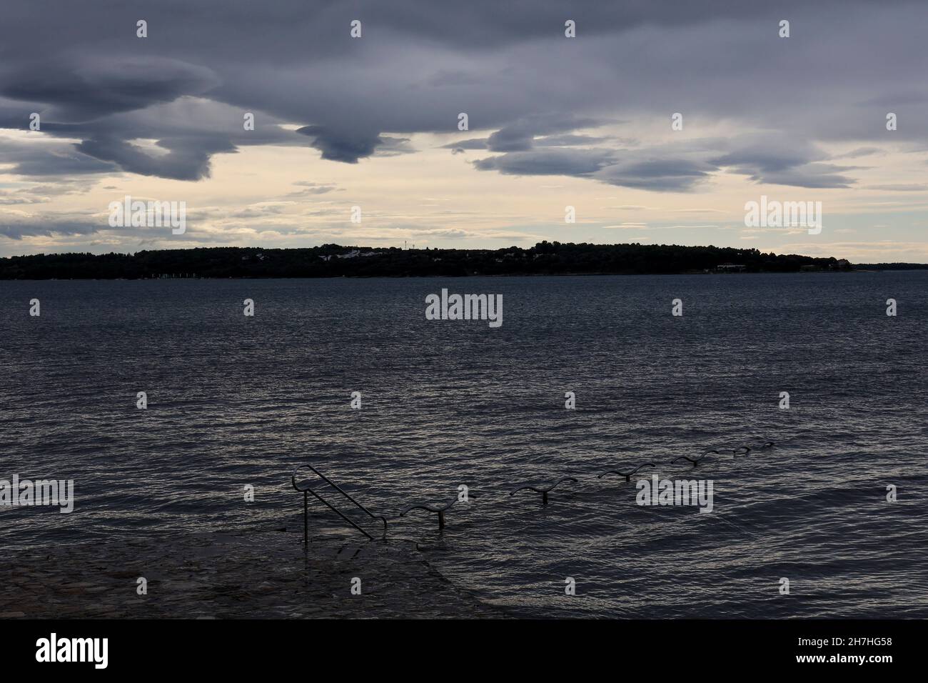 Tempesta drammatica nuvole che si muovono avvicinandosi Novigrad, Istria, Croazia, Europa. Foto Stock