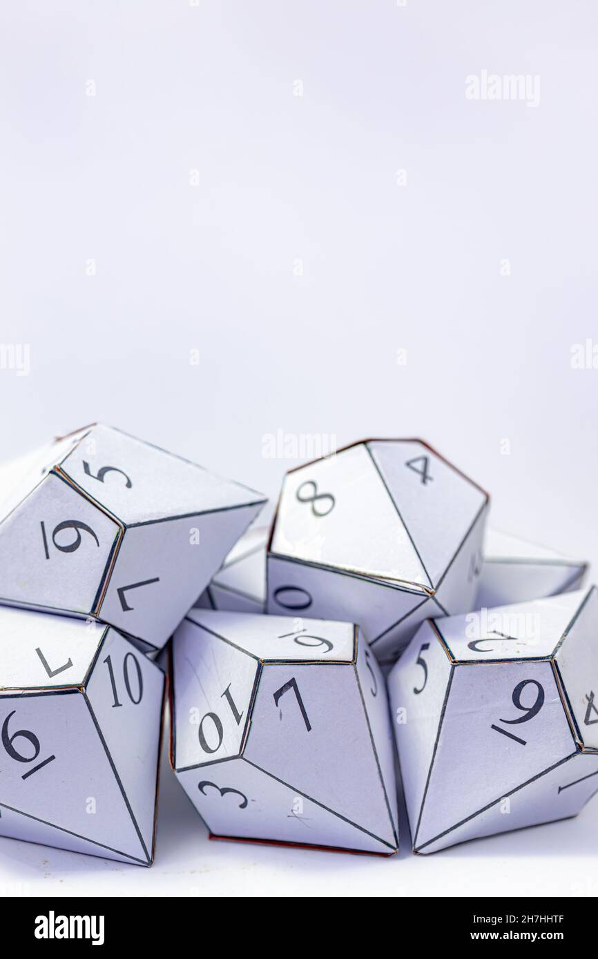 Dadi a trapezio pentagonale fatti a mano in carta bianca con numeri Foto Stock