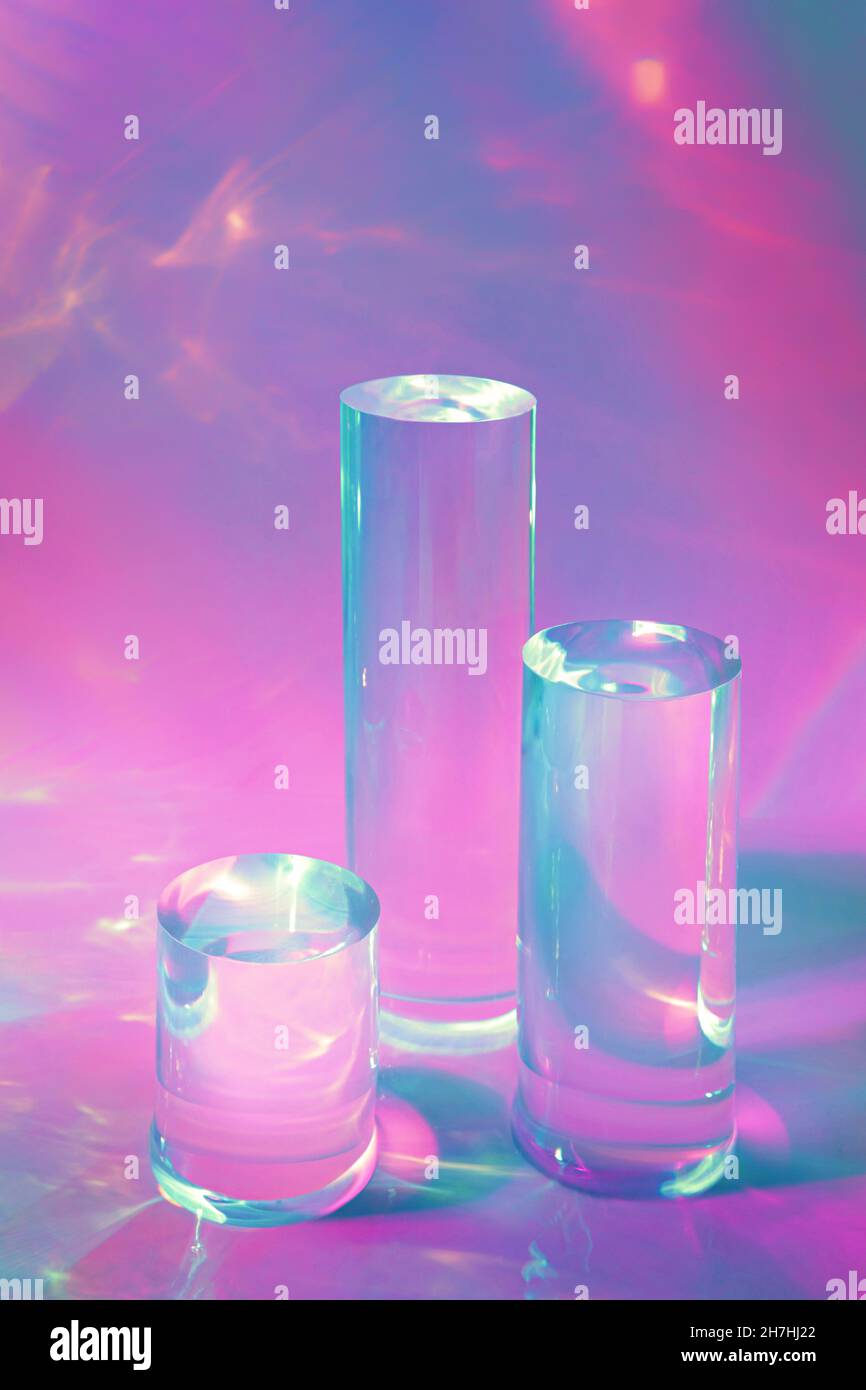 tre podi in vetro chiaro su sfondo rosa pastello Foto Stock