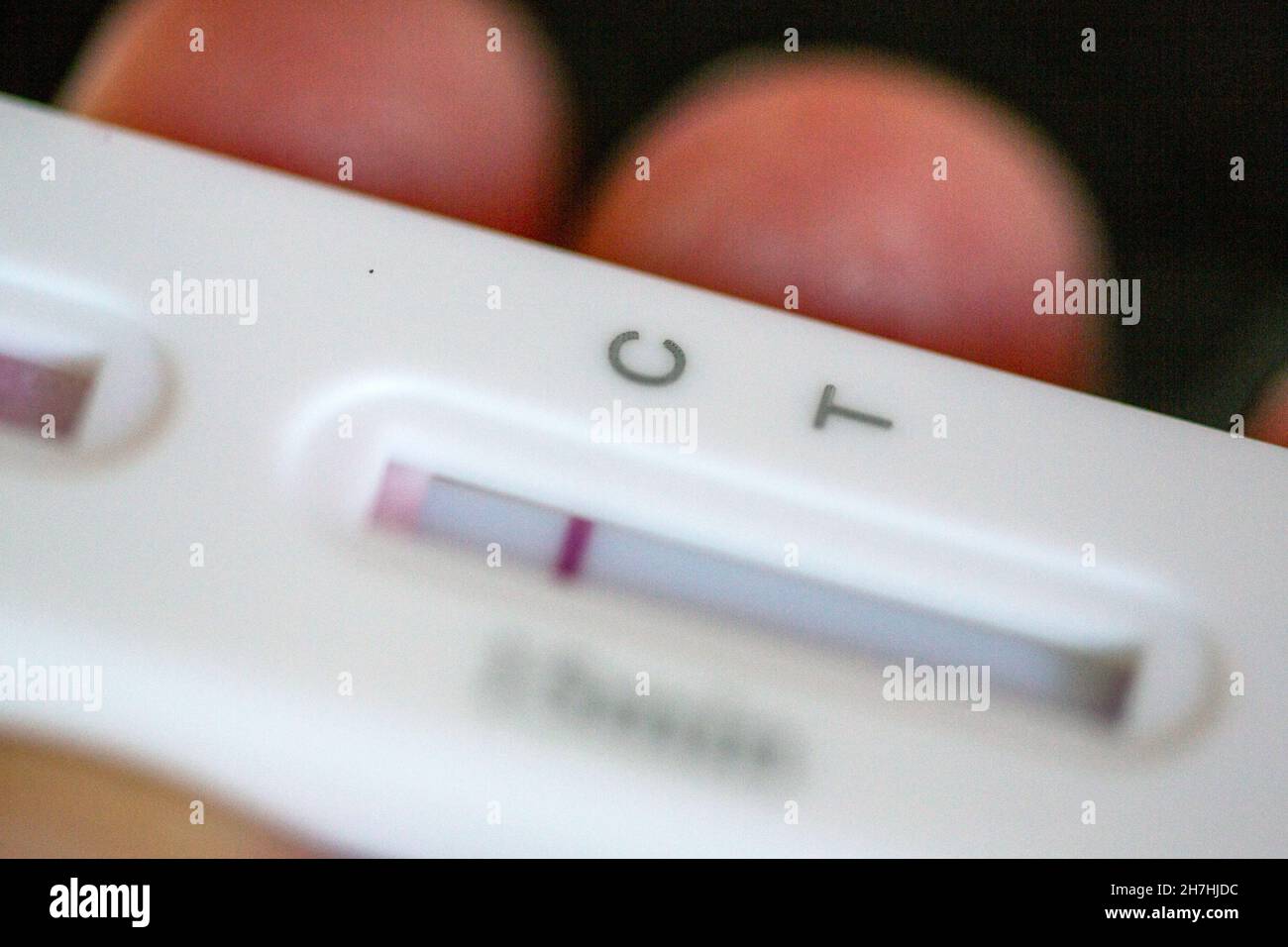 ILLUSTRAZIONE - 22 novembre 2021, Berlino: Una persona tiene una tazza di prova dell'antigene SARS-COV-2. Il risultato del test è negativo. Foto: Fernando Gutierrez-Juarez/dpa-Zentralbild/ZB Foto Stock