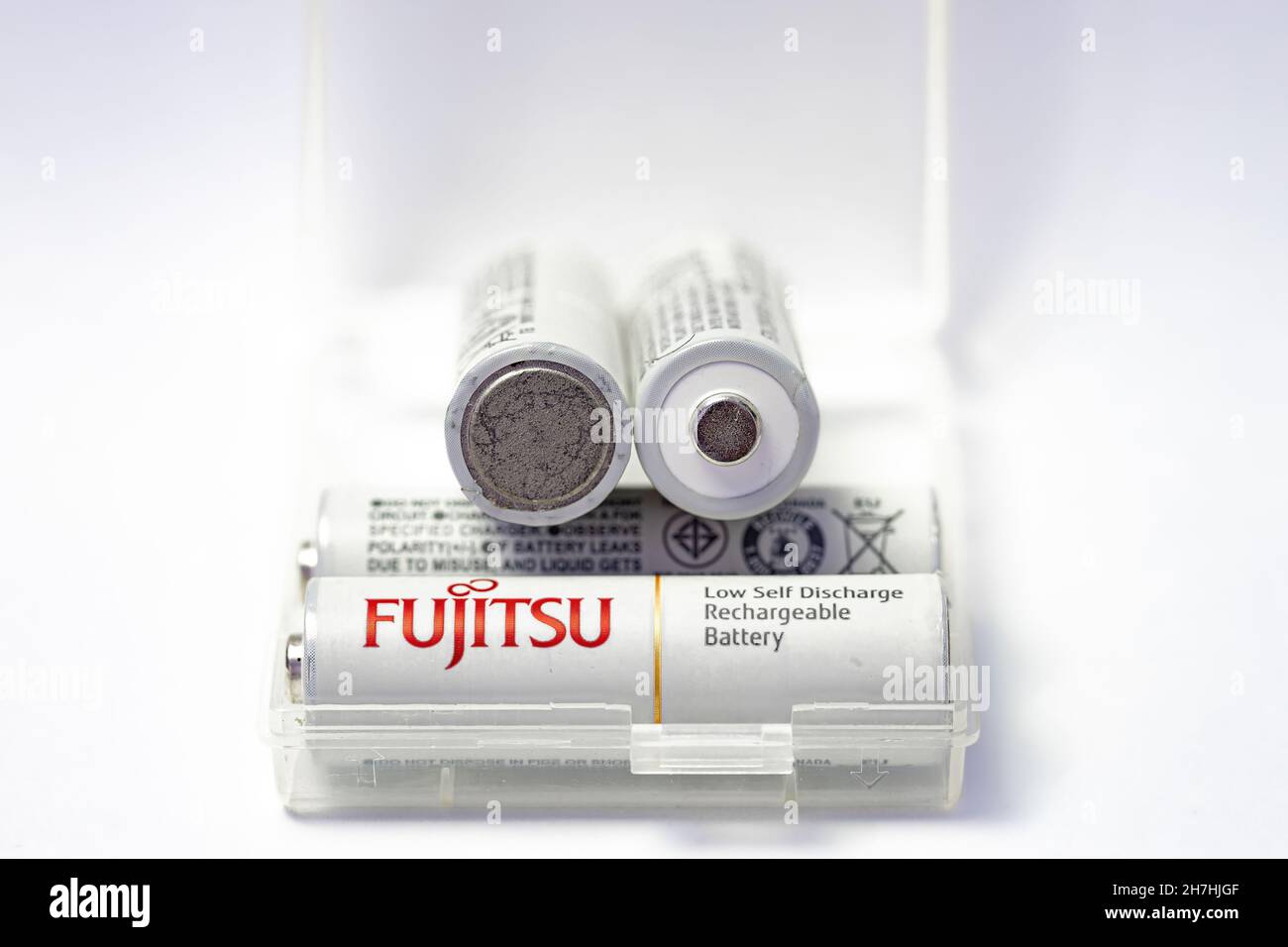 Cassilandia, Mato Grosso do sul, Brasile - 11 20 2021: Batterie Fujitsu AA e tecnologia ni-mh in un supporto per batterie a fuoco selettivo Foto Stock