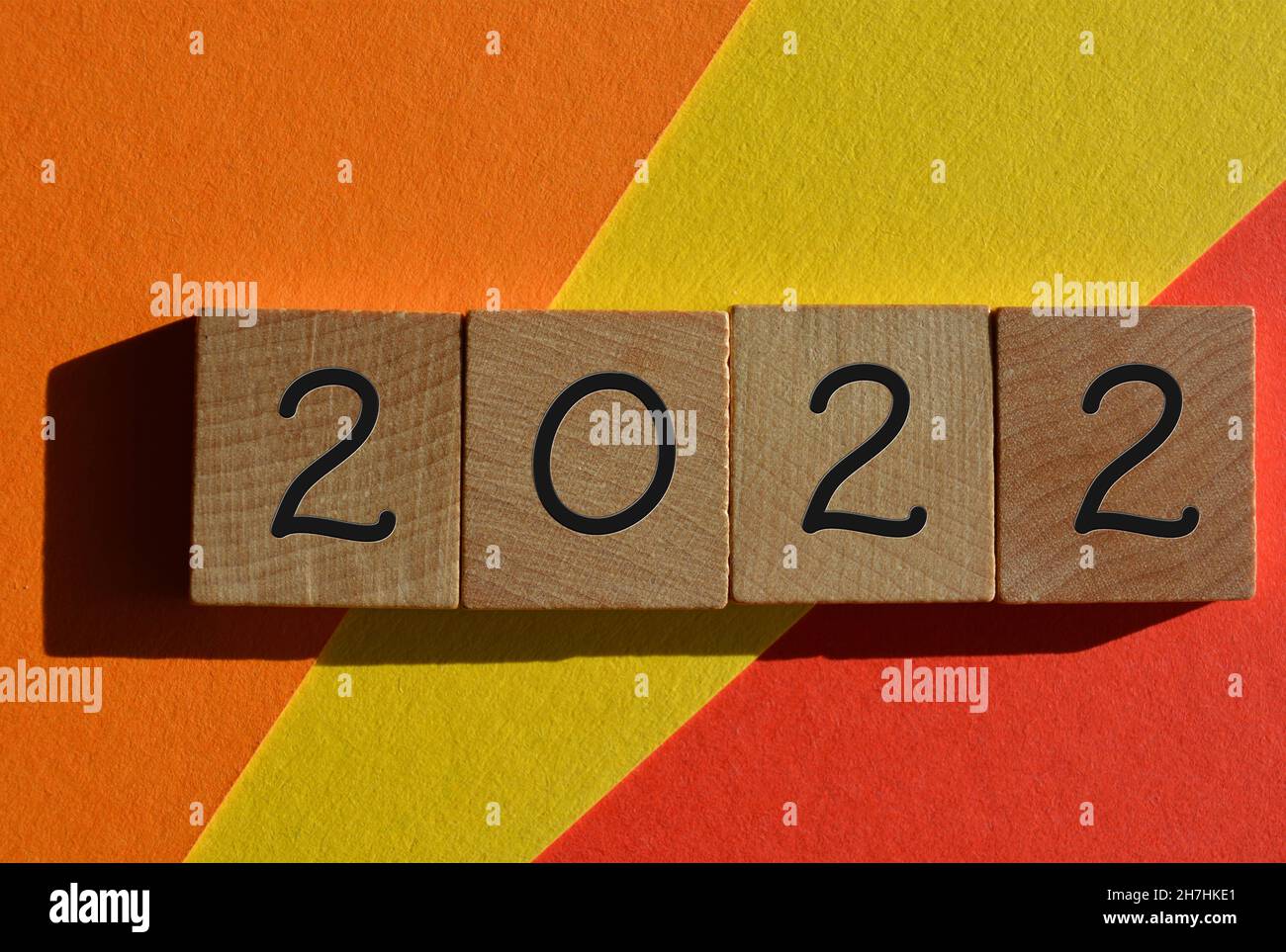 2022, data dell'anno in lettere in legno su sfondo luminoso e colorato Foto Stock