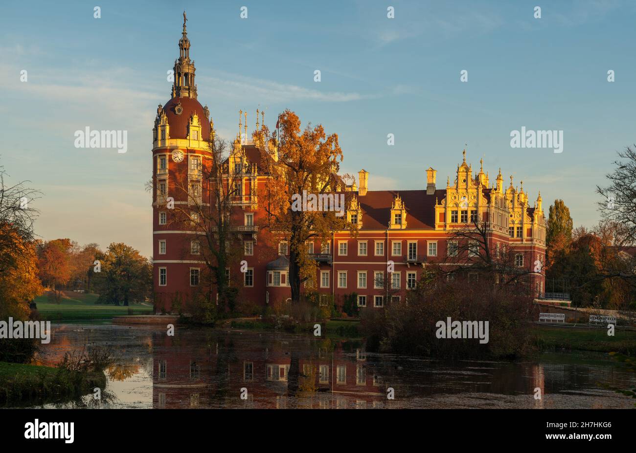 Castello di Bad Muskau con specchio riflesso nel lago Foto Stock