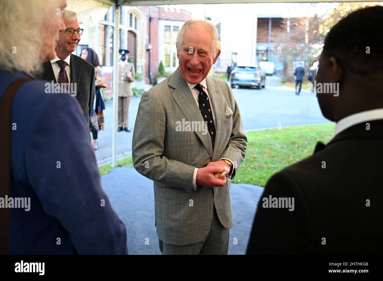 Il Principe di Galles durante una visita all'Homerton College dell'Università di Cambridge, per discutere l'accesso all'istruzione e conoscere la visione del college di accogliere e sostenere studenti di diverse origini. Data foto: Martedì 23 novembre 2021. Foto Stock