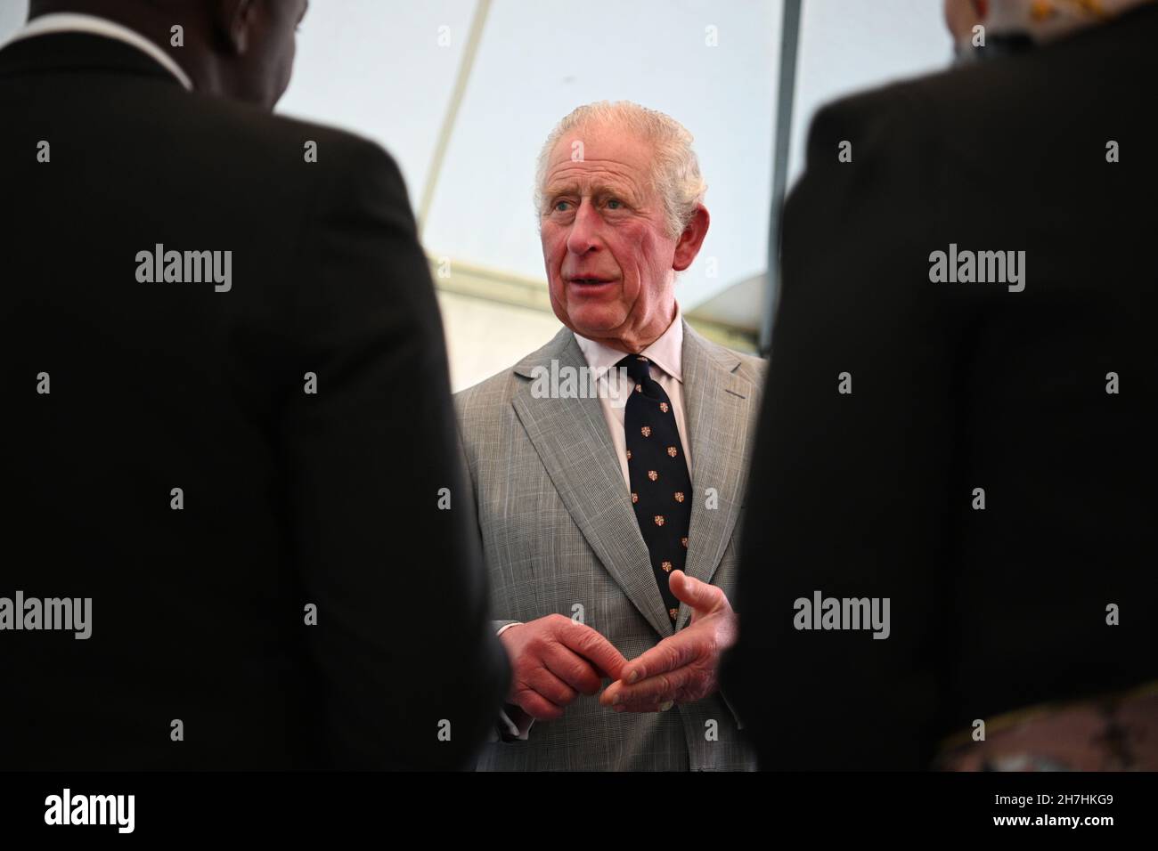Il Principe di Galles durante una visita all'Homerton College dell'Università di Cambridge, per discutere l'accesso all'istruzione e conoscere la visione del college di accogliere e sostenere studenti di diverse origini. Data foto: Martedì 23 novembre 2021. Foto Stock